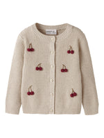 Die beige Strickweste von name it besticht durch ihr zeitloses Design und die niedlichen kleinen Kirschen-Details. Das Modell überzeugt mit einer angenehmen Passform und eignet sich perfekt für vielseitige Styling-Möglichkeiten – ob zu Jeans, Kleidern oder Röcken. Das Oberteil wird aus 100% Bio-Baumwolle gefertigt und bietet damit höchsten Tragekomfort sowie Hautfreundlichkeit. Die nachhaltige Materialwahl macht diese Weste zu einer verantwortungsvollen Wahl für bewusste Käufer. Ideal für Übergangsjahreszei
