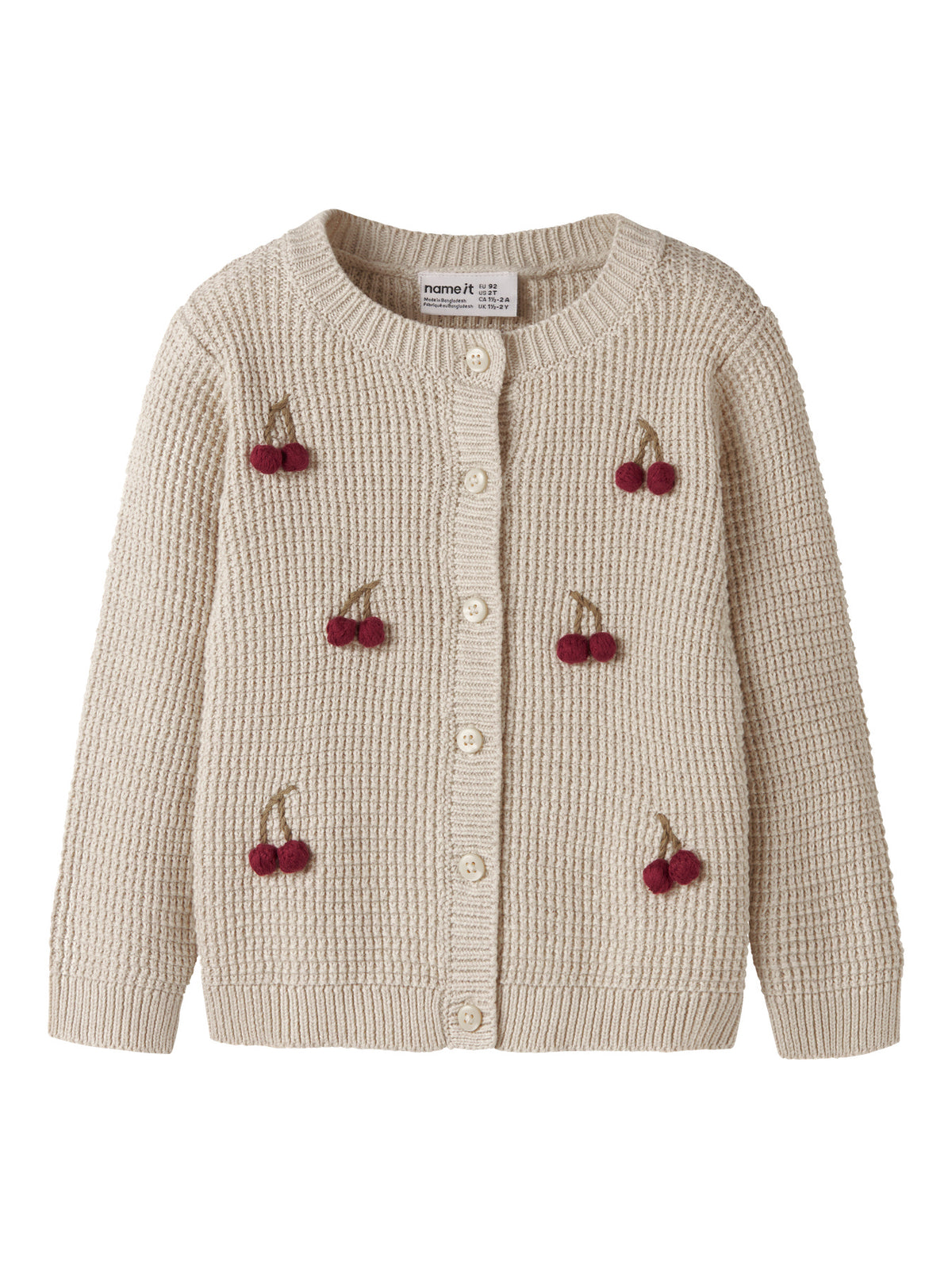 Die beige Strickweste von name it besticht durch ihr zeitloses Design und die niedlichen kleinen Kirschen-Details. Das Modell überzeugt mit einer angenehmen Passform und eignet sich perfekt für vielseitige Styling-Möglichkeiten – ob zu Jeans, Kleidern oder Röcken. Das Oberteil wird aus 100% Bio-Baumwolle gefertigt und bietet damit höchsten Tragekomfort sowie Hautfreundlichkeit. Die nachhaltige Materialwahl macht diese Weste zu einer verantwortungsvollen Wahl für bewusste Käufer. Ideal für Übergangsjahreszei