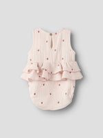 Kreieren Sie das perfekte Alltags-Outfit für Ihr Kind mit diesem hochwertigen Body von Lil'Atelier aus feinem Musselin. Der leichte Stoff mit strukturierter, weicher Oberfläche sorgt für einen eleganten und formschönen Look, während er maximalen Tragekomfort bietet. Ideal für jeden Tag – praktisch, modisch und angenehm zu tragen.
