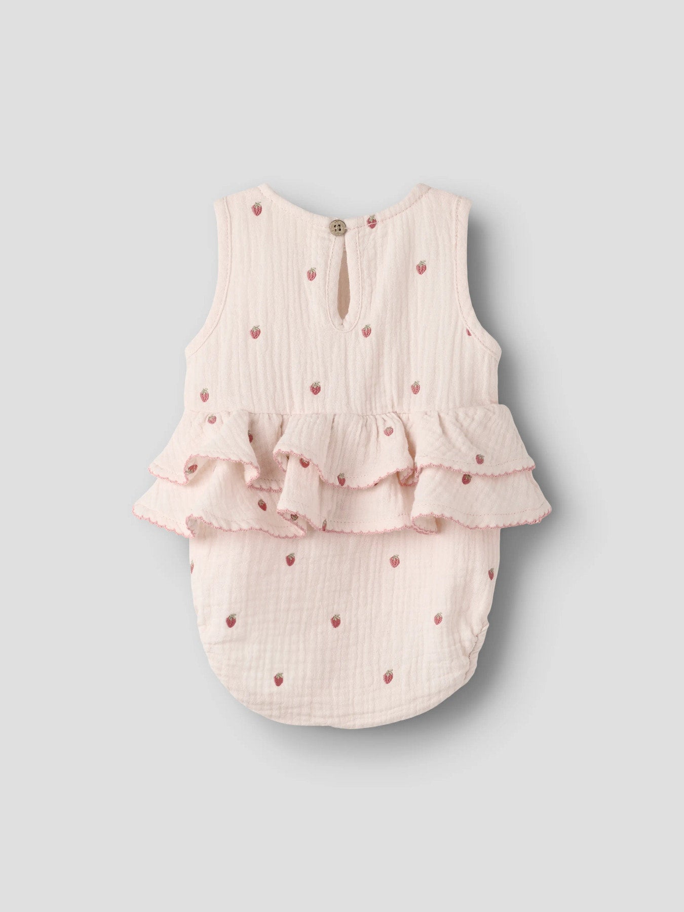 Kreieren Sie das perfekte Alltags-Outfit für Ihr Kind mit diesem hochwertigen Body von Lil'Atelier aus feinem Musselin. Der leichte Stoff mit strukturierter, weicher Oberfläche sorgt für einen eleganten und formschönen Look, während er maximalen Tragekomfort bietet. Ideal für jeden Tag – praktisch, modisch und angenehm zu tragen.
