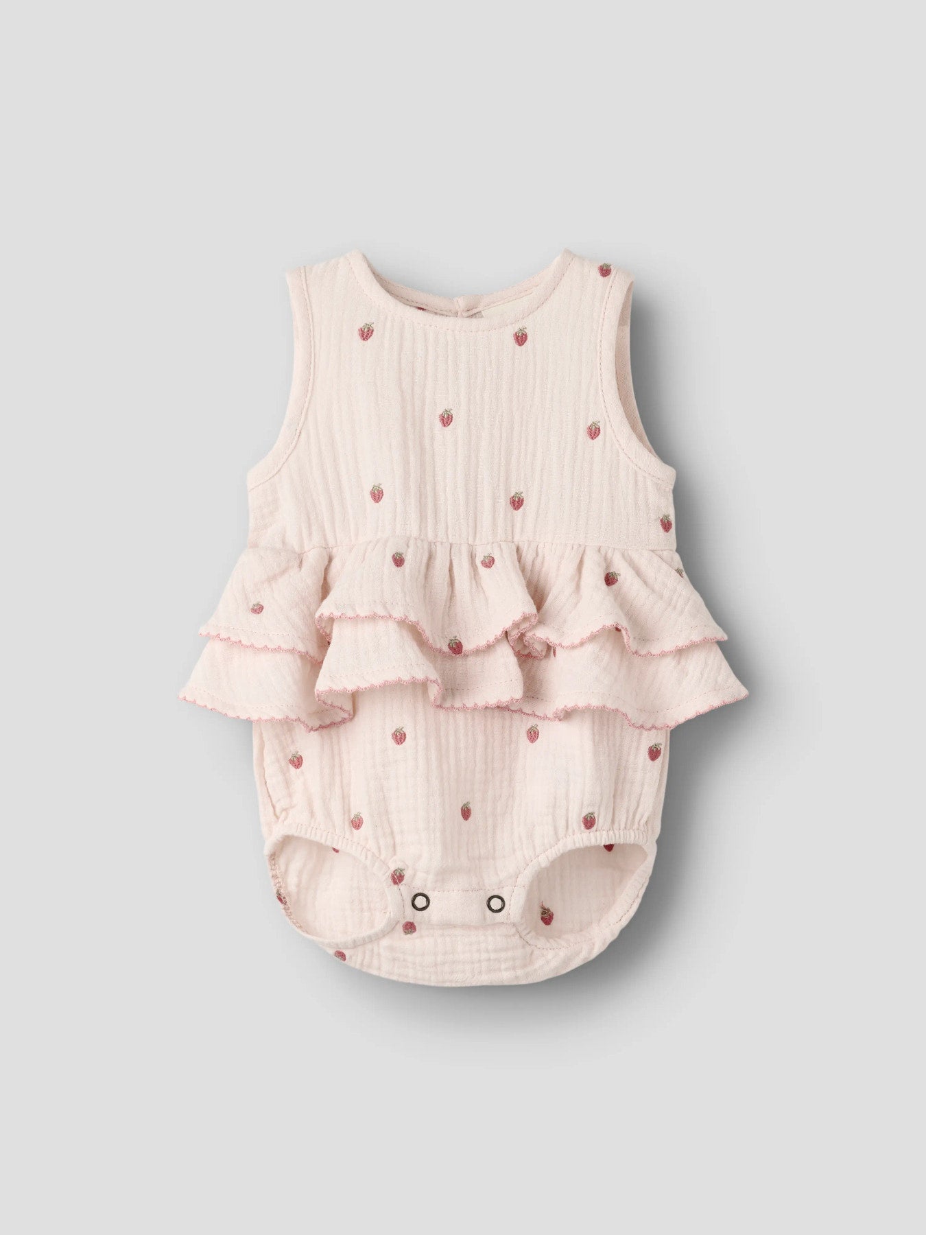 Kreieren Sie das perfekte Alltags-Outfit für Ihr Kind mit diesem hochwertigen Body von Lil'Atelier aus feinem Musselin. Der leichte Stoff mit strukturierter, weicher Oberfläche sorgt für einen eleganten und formschönen Look, während er maximalen Tragekomfort bietet. Ideal für jeden Tag – praktisch, modisch und angenehm zu tragen.
