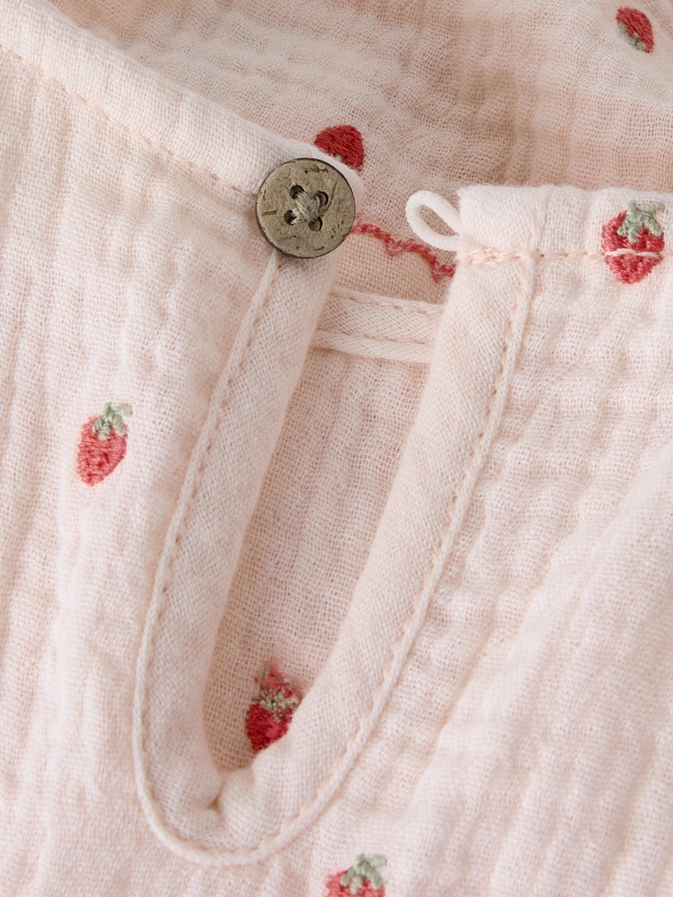 Kreieren Sie das perfekte Alltags-Outfit für Ihr Kind mit diesem hochwertigen Body von Lil'Atelier aus feinem Musselin. Der leichte Stoff mit strukturierter, weicher Oberfläche sorgt für einen eleganten und formschönen Look, während er maximalen Tragekomfort bietet. Ideal für jeden Tag – praktisch, modisch und angenehm zu tragen.
