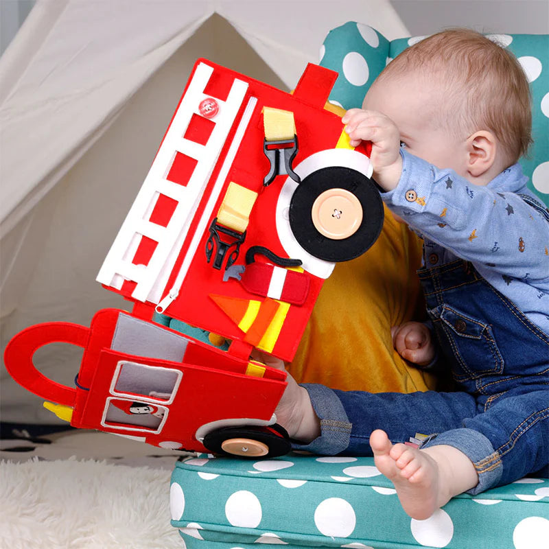 Begib dich auf eine abenteuerliche Reise mit unserem faszinierenden Travel Buddy Feuerwehr! Dieser fröhliche Begleiter in leuchtendem Rot bietet nicht nur Spielspaß, sondern fördert auch eine Vielzahl von Fähigkeiten. Dein kleiner Feuerwehrmann oder deine kleine Feuerwehrfrau wird von den spannenden Details und Aktivitäten begeistert sein. Ab 18 Monaten&nbsp;geeignet.