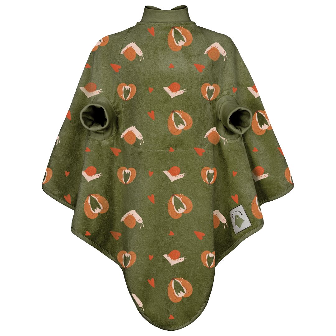 Das Lätzchen „Boo“ hält Kinder trocken – dank wasserfestem Brustbereich und weichem Frottee. Es bietet viel Bewegungsfreiheit, wächst mit von 6 Monaten bis 4 Jahren und spart Eltern Zeit beim Waschen. Aus 100 % OEKO-Tex Baumwolle, pflegeleicht und frei von Schadstoffen. Ein praktischer und nachhaltiger Begleiter für kleine Abenteurer!