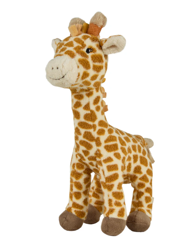Das Kuscheltier M Giraffe Kaya ist weich, kuschelig und mit einer integrierten Rassel ausgestattet. Mit 26 x 16 x 6 cm liegt es gut in kleinen Kinderhänden. Das waschbare Material sorgt für einfache Reinigung, während das liebevolle Giraffendesign Kinder begeistert. Ein sicherer und unterhaltsamer Begleiter für dein Kind.