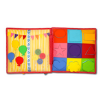 Dieses kreative Quiet Book - Glückspilz&nbsp; wurde gemeinsam mit "Die Kindergartenpädagogin" entwickelt und hat 6 weiche, einzigartig gestaltete Seiten und bringt eine Menge Spielspaß ins Kinderzimmer.

Pädagogisch wertvoll unterstützt dieses Motorikspielzeug die individuelle Entwicklung von Kindern und vertreibt jegliche Langeweile. Dieses Quiet Book ist für Kinder ab 2 Jahren geeignet.