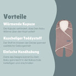 Die emma &amp; noah Einschlagdecke aus Bio-Baumwolle mit Teddyfutter hält Dein Baby warm und kuschelig. Sie ist einfach zu bedienen, passt für alle gängigen Gurtsysteme und die verstellbare Kapuze wächst mit. Perfekt für kalte Tage unterwegs.