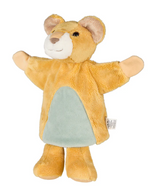 Die Handpuppe Löwe Leo aus weichem Material fördert spielerisch Kreativität und Sprachentwicklung. Mit 31 x 26 x 6 cm passt sie gut auf Kinder- und Erwachsenenhände. Hochwertig verarbeitet und leicht waschbar, eignet sie sich ideal für Rollenspiele und Puppentheater.