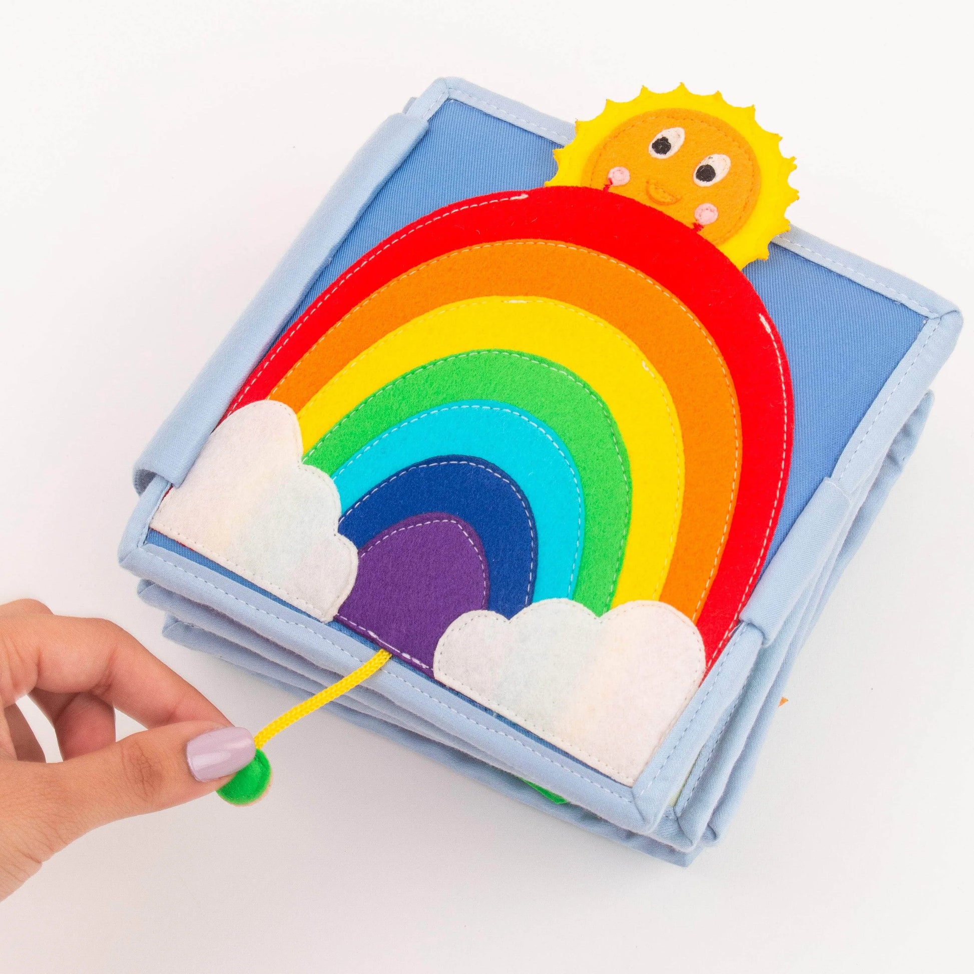 Tauche ein in die strahlende Welt des&nbsp;Mini Quiet Book "Sonnenschein" von Jolly Designs! Dieses liebevoll handgefertigte Buch, speziell für kleine Abenteurer ab 18 Monaten, lädt dazu ein, die bunte Vielfalt von Farben und Formen zu entdecken. Hergestellt aus kinderfreundlichen, OEKO-TEX® zertifizierten Materialien, sorgt es für sicheren Spielspaß und unterstützt die frühkindliche Entwicklung auf spielerische Weise.