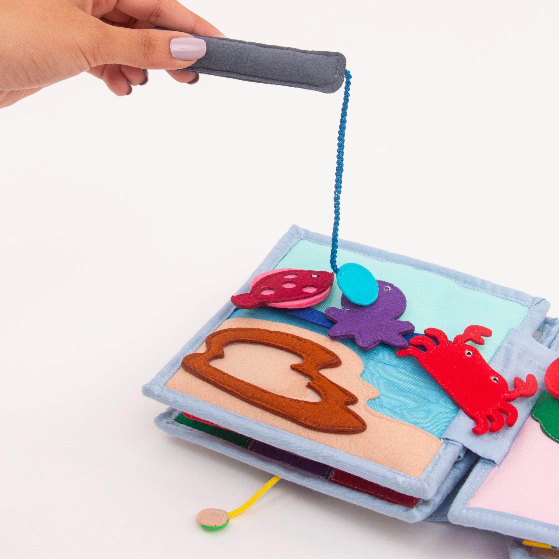 Tauche ein in die strahlende Welt des&nbsp;Mini Quiet Book "Sonnenschein" von Jolly Designs! Dieses liebevoll handgefertigte Buch, speziell für kleine Abenteurer ab 18 Monaten, lädt dazu ein, die bunte Vielfalt von Farben und Formen zu entdecken. Hergestellt aus kinderfreundlichen, OEKO-TEX® zertifizierten Materialien, sorgt es für sicheren Spielspaß und unterstützt die frühkindliche Entwicklung auf spielerische Weise.