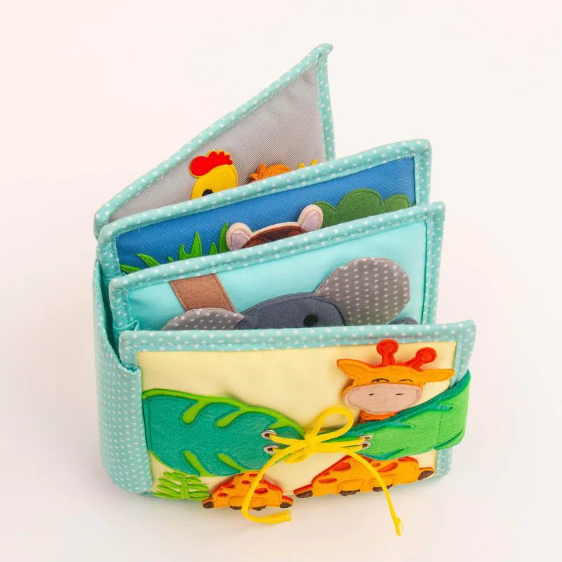 Begib dich auf eine spannende Reise in die faszinierende Wildnis des Mini Quiet Book "Jolly Jungle" von Jolly Designs! Dieses handgefertigte Buch ist perfekt für kleine Entdecker ab 18 Monaten und bietet sicheren Spielspaß aus kinderfreundlichen, OEKO-TEX® zertifizierten Materialien. Mit seinen 6 weichen Seiten führt es Kinder in die Welt der Tiere und fördert dabei spielerisch ihre motorischen und kognitiven Fähigkeiten.