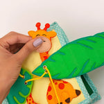 Begib dich auf eine spannende Reise in die faszinierende Wildnis des Mini Quiet Book "Jolly Jungle" von Jolly Designs! Dieses handgefertigte Buch ist perfekt für kleine Entdecker ab 18 Monaten und bietet sicheren Spielspaß aus kinderfreundlichen, OEKO-TEX® zertifizierten Materialien. Mit seinen 6 weichen Seiten führt es Kinder in die Welt der Tiere und fördert dabei spielerisch ihre motorischen und kognitiven Fähigkeiten.