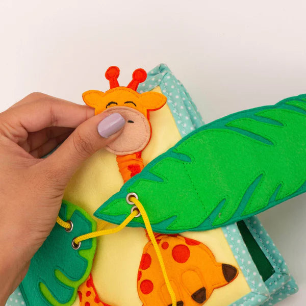 Begib dich auf eine spannende Reise in die faszinierende Wildnis des Mini Quiet Book "Jolly Jungle" von Jolly Designs! Dieses handgefertigte Buch ist perfekt für kleine Entdecker ab 18 Monaten und bietet sicheren Spielspaß aus kinderfreundlichen, OEKO-TEX® zertifizierten Materialien. Mit seinen 6 weichen Seiten führt es Kinder in die Welt der Tiere und fördert dabei spielerisch ihre motorischen und kognitiven Fähigkeiten.