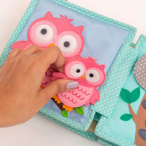 Begib dich auf eine spannende Reise in die faszinierende Wildnis des Mini Quiet Book "Jolly Jungle" von Jolly Designs! Dieses handgefertigte Buch ist perfekt für kleine Entdecker ab 18 Monaten und bietet sicheren Spielspaß aus kinderfreundlichen, OEKO-TEX® zertifizierten Materialien. Mit seinen 6 weichen Seiten führt es Kinder in die Welt der Tiere und fördert dabei spielerisch ihre motorischen und kognitiven Fähigkeiten.