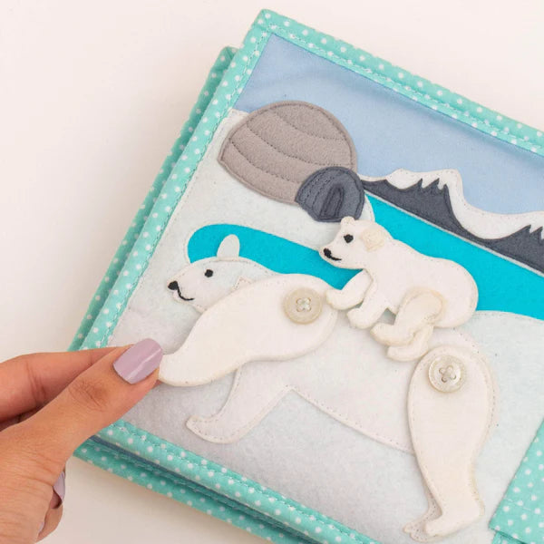 Begib dich auf eine spannende Reise in die faszinierende Wildnis des Mini Quiet Book "Jolly Jungle" von Jolly Designs! Dieses handgefertigte Buch ist perfekt für kleine Entdecker ab 18 Monaten und bietet sicheren Spielspaß aus kinderfreundlichen, OEKO-TEX® zertifizierten Materialien. Mit seinen 6 weichen Seiten führt es Kinder in die Welt der Tiere und fördert dabei spielerisch ihre motorischen und kognitiven Fähigkeiten.