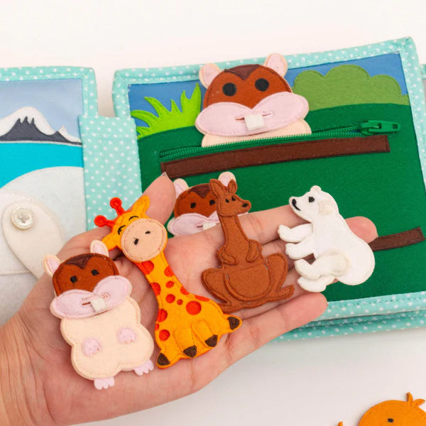 Begib dich auf eine spannende Reise in die faszinierende Wildnis des Mini Quiet Book "Jolly Jungle" von Jolly Designs! Dieses handgefertigte Buch ist perfekt für kleine Entdecker ab 18 Monaten und bietet sicheren Spielspaß aus kinderfreundlichen, OEKO-TEX® zertifizierten Materialien. Mit seinen 6 weichen Seiten führt es Kinder in die Welt der Tiere und fördert dabei spielerisch ihre motorischen und kognitiven Fähigkeiten.