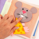 Das Mini Quiet Book „Tierfreunde" von Jolly Design nimmt Kinder mit auf eine bunte Entdeckungsreise durch die Tierwelt. Mit interaktiven Elementen wie Fingerpuppen, Steck- und Ziehspielen füttern und erforschen sie Igel, Affen, Katzen, Mäuse und weitere Tierfreunde. Spielerisch fördern die liebevoll gestalteten Seiten Feinmotorik, logisches Denken, Sprachentwicklung und kreative Fantasie. Ab 12 Monaten geeignet.&nbsp;