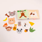 Das Mini Quiet Book „Tierfreunde" von Jolly Design nimmt Kinder mit auf eine bunte Entdeckungsreise durch die Tierwelt. Mit interaktiven Elementen wie Fingerpuppen, Steck- und Ziehspielen füttern und erforschen sie Igel, Affen, Katzen, Mäuse und weitere Tierfreunde. Spielerisch fördern die liebevoll gestalteten Seiten Feinmotorik, logisches Denken, Sprachentwicklung und kreative Fantasie. Ab 12 Monaten geeignet.&nbsp;