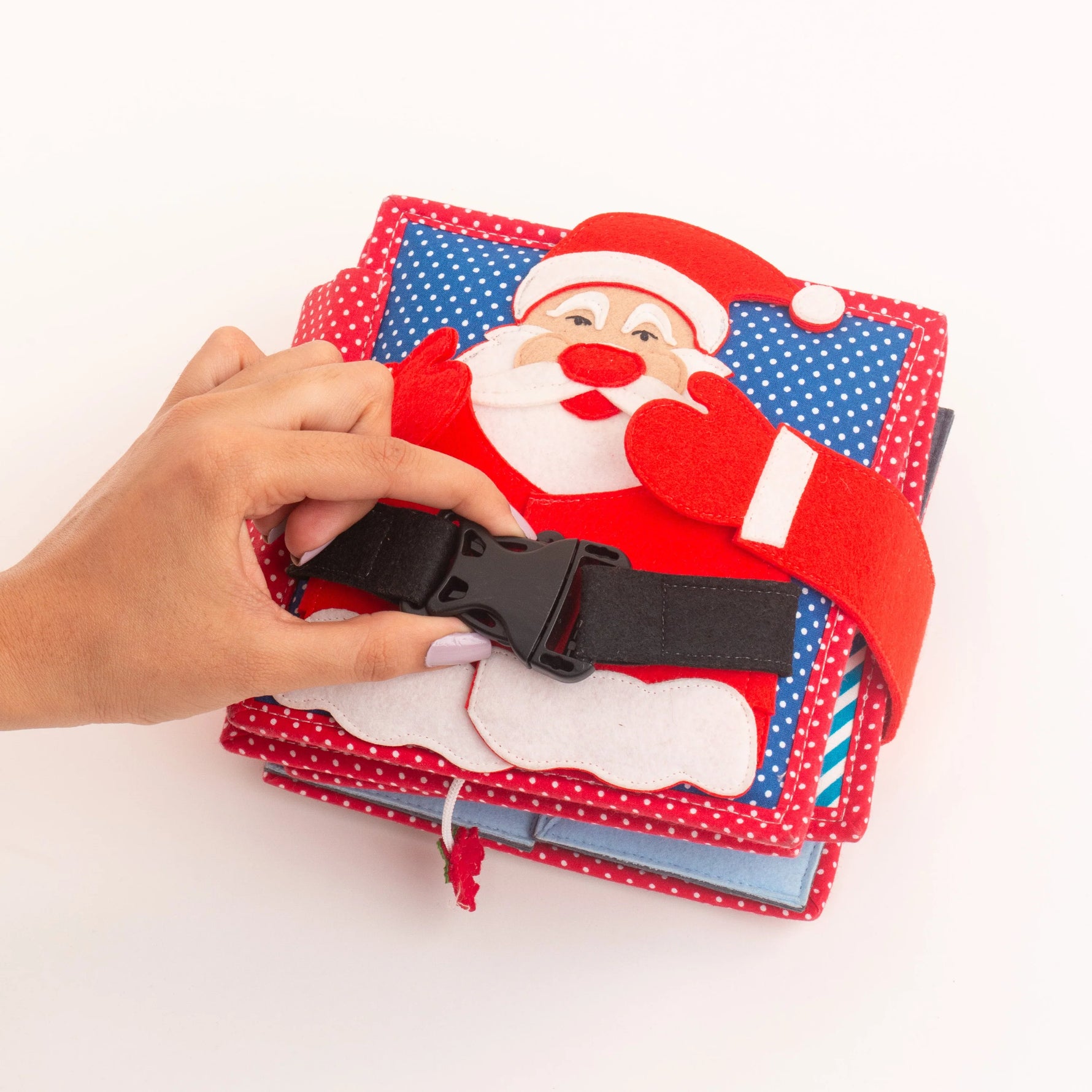 Das Mini Quiet Book Christmas von Jolly Designs begleitet Kinder ab 18 Monaten durch die Weihnachtszeit. Mit sechs interaktiven Seiten trainieren sie Feinmotorik und Kreativität – vom Schmücken des Tannenbaums bis zum Zählen der Adventskerzen. Aus OEKO-TEX® zertifizierten Materialien gefertigt, ist es sicher, robust und ideal für kleine Hände.
