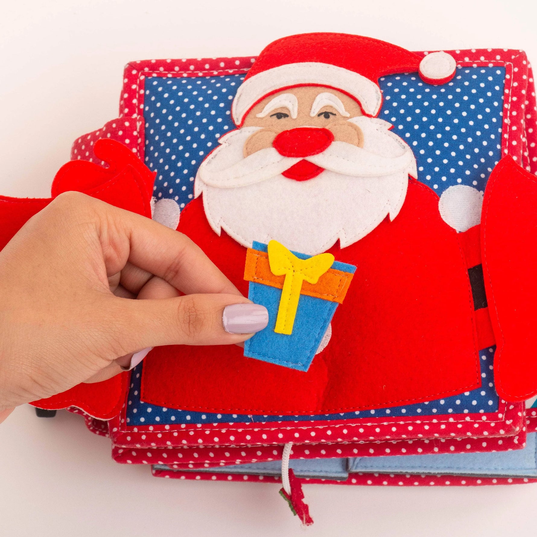 Das Mini Quiet Book Christmas von Jolly Designs begleitet Kinder ab 18 Monaten durch die Weihnachtszeit. Mit sechs interaktiven Seiten trainieren sie Feinmotorik und Kreativität – vom Schmücken des Tannenbaums bis zum Zählen der Adventskerzen. Aus OEKO-TEX® zertifizierten Materialien gefertigt, ist es sicher, robust und ideal für kleine Hände.

