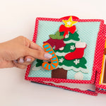 Das Mini Quiet Book Christmas von Jolly Designs begleitet Kinder ab 18 Monaten durch die Weihnachtszeit. Mit sechs interaktiven Seiten trainieren sie Feinmotorik und Kreativität – vom Schmücken des Tannenbaums bis zum Zählen der Adventskerzen. Aus OEKO-TEX® zertifizierten Materialien gefertigt, ist es sicher, robust und ideal für kleine Hände.
