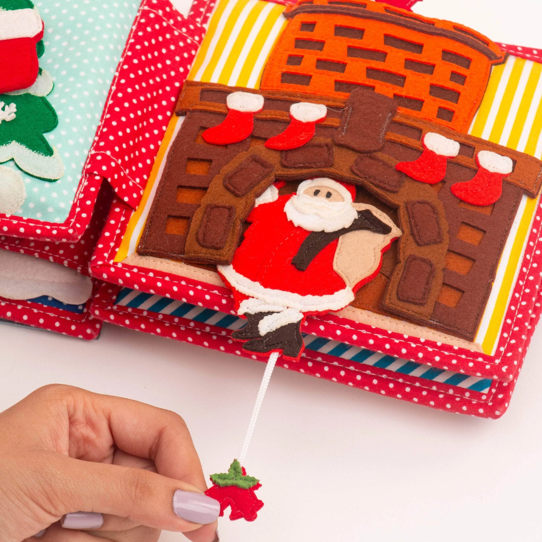 Das Mini Quiet Book Christmas von Jolly Designs begleitet Kinder ab 18 Monaten durch die Weihnachtszeit. Mit sechs interaktiven Seiten trainieren sie Feinmotorik und Kreativität – vom Schmücken des Tannenbaums bis zum Zählen der Adventskerzen. Aus OEKO-TEX® zertifizierten Materialien gefertigt, ist es sicher, robust und ideal für kleine Hände.

