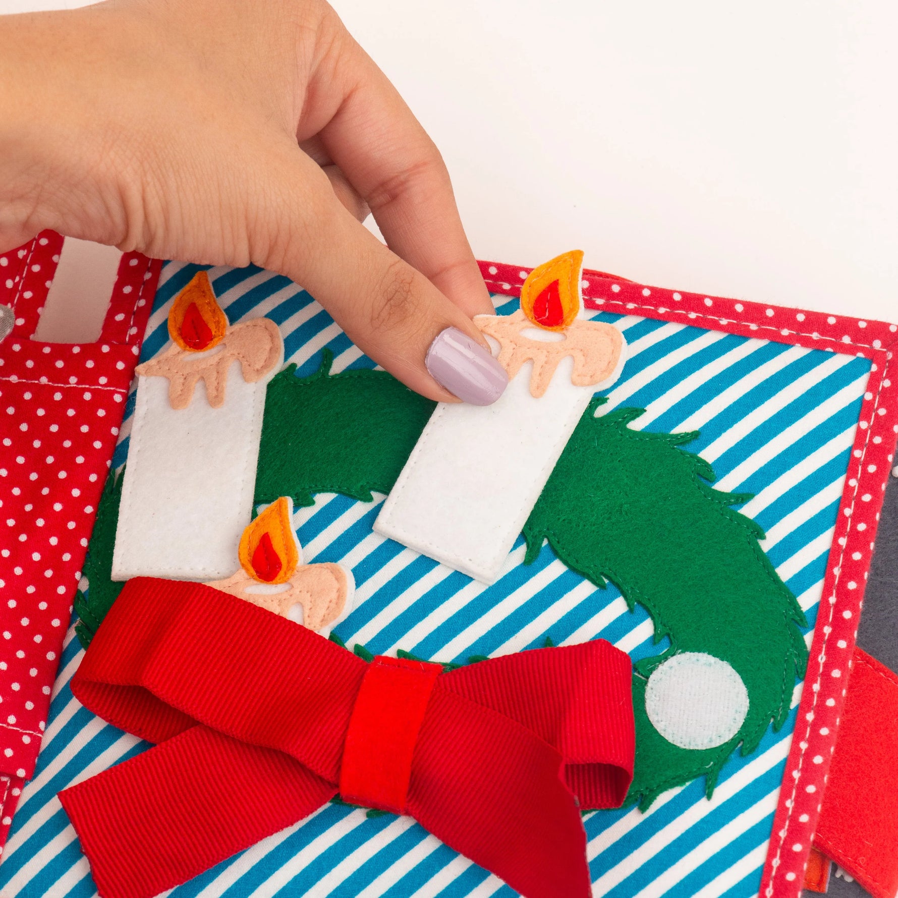 Das Mini Quiet Book Christmas von Jolly Designs begleitet Kinder ab 18 Monaten durch die Weihnachtszeit. Mit sechs interaktiven Seiten trainieren sie Feinmotorik und Kreativität – vom Schmücken des Tannenbaums bis zum Zählen der Adventskerzen. Aus OEKO-TEX® zertifizierten Materialien gefertigt, ist es sicher, robust und ideal für kleine Hände.
