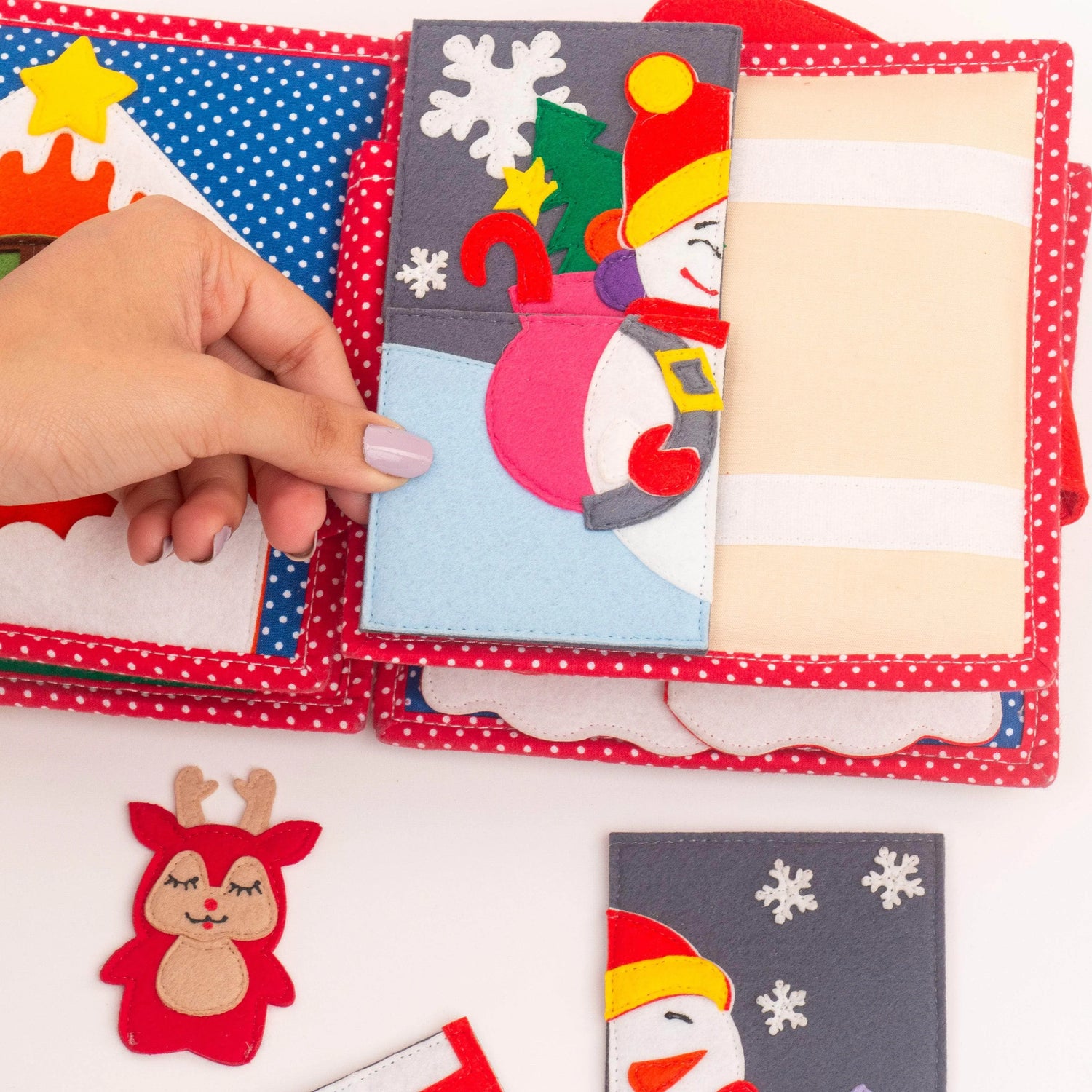 Das Mini Quiet Book Christmas von Jolly Designs begleitet Kinder ab 18 Monaten durch die Weihnachtszeit. Mit sechs interaktiven Seiten trainieren sie Feinmotorik und Kreativität – vom Schmücken des Tannenbaums bis zum Zählen der Adventskerzen. Aus OEKO-TEX® zertifizierten Materialien gefertigt, ist es sicher, robust und ideal für kleine Hände.
