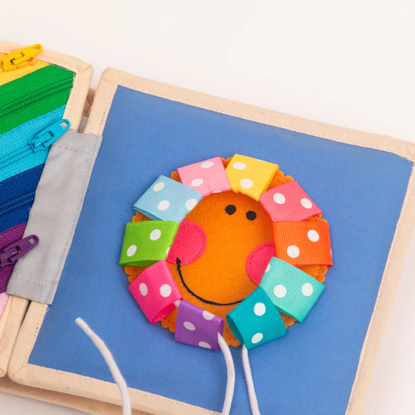 Das Mini Quiet Book „Magischer Vogel“ von Jolly Design fördert Kreativität, Konzentration und Feinmotorik bei Kindern ab 18 Monaten. Mit farbenfrohen, interaktiven Szenen wie beweglichen Ohren, Knöpfen und Reißverschlüssen unterstützt es spielerisch Hand-Auge-Koordination und erste Rollenspiele.