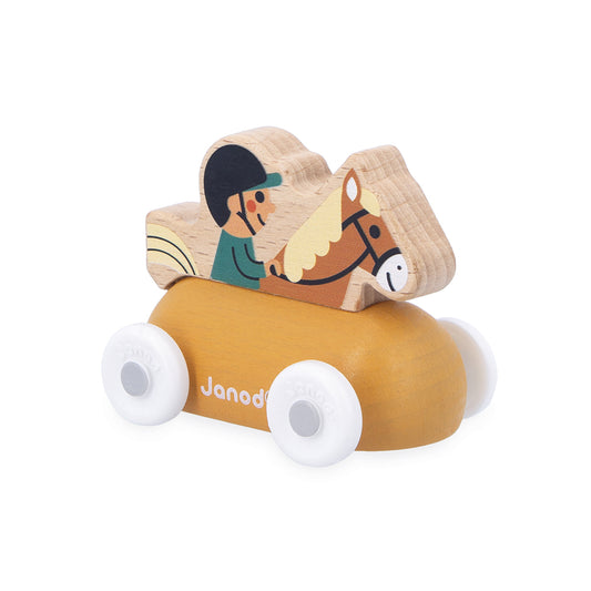 Der Reiter macht einen Spazierritt durch den Wald! Dieses kleine rollende &nbsp;Spielzeug in Form eines Pferdes mit einem Reiter ist ideal, um sich viele &nbsp;Geschichten auszudenken. Dank seiner Form ist das rollbare Spielzeug für &nbsp;Kleinkinder leicht zu handhaben. Spielzeug aus FSCTM-zertifiziertem Holz &nbsp;für Kinder ab 12 Monaten. Zusammen mit deiner Matte und dem hübschen &nbsp;Würfel-Köfferchen aus dem Janod-Sortiment ergänzt dieses rollende Gefährt &nbsp;deine Welt perfekt.&nbsp;