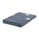 Die blaue Babydecke von Lässig aus weicher Baumwolle (bio) hält die Kleinsten zu Hause und unterwegs kuschelig warm. Die Wende-Decke wurde in Deutschland produziert und ist bei 30 °C waschbar. Maße: 75 x 100 cm

