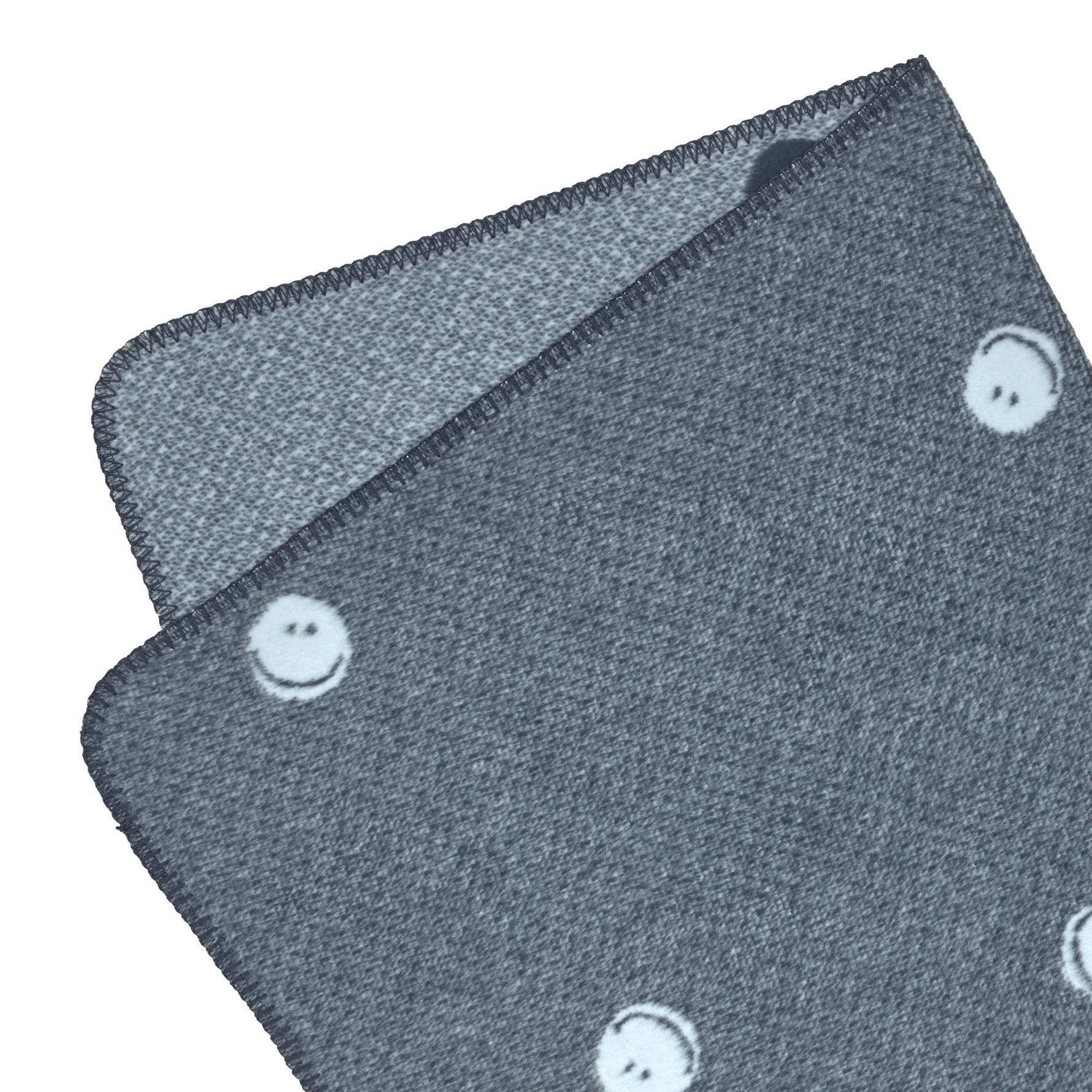 Die blaue Babydecke von Lässig aus weicher Baumwolle (bio) hält die Kleinsten zu Hause und unterwegs kuschelig warm. Die Wende-Decke wurde in Deutschland produziert und ist bei 30 °C waschbar. Maße: 75 x 100 cm

