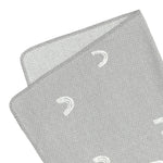 Die graue Babydecke von Lässig aus weicher Baumwolle (bio) hält die Kleinsten zu Hause und unterwegs kuschelig warm. Die Kuscheldecke wurde in Deutschland produziert und ist bei 30 °C waschbar. Maße: 75 x 100 cm

