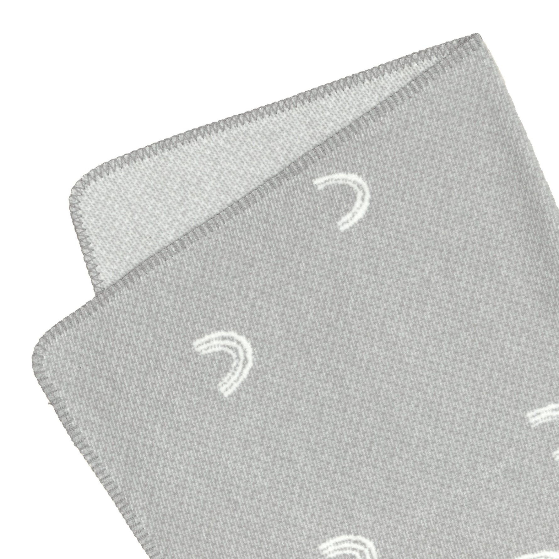 Die graue Babydecke von Lässig aus weicher Baumwolle (bio) hält die Kleinsten zu Hause und unterwegs kuschelig warm. Die Kuscheldecke wurde in Deutschland produziert und ist bei 30 °C waschbar. Maße: 75 x 100 cm

