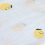 Die 80 x 80 cm großen Mulltücher im Happy Fruits Cherry Design sind vielseitig einsetzbar – ob als Spucktuch oder Schmusetuch. Aus atmungsaktiver Viskose (Bambusfaser) und Baumwolle gefertigt, sind sie besonders sanft zur empfindlichen Babyhaut.