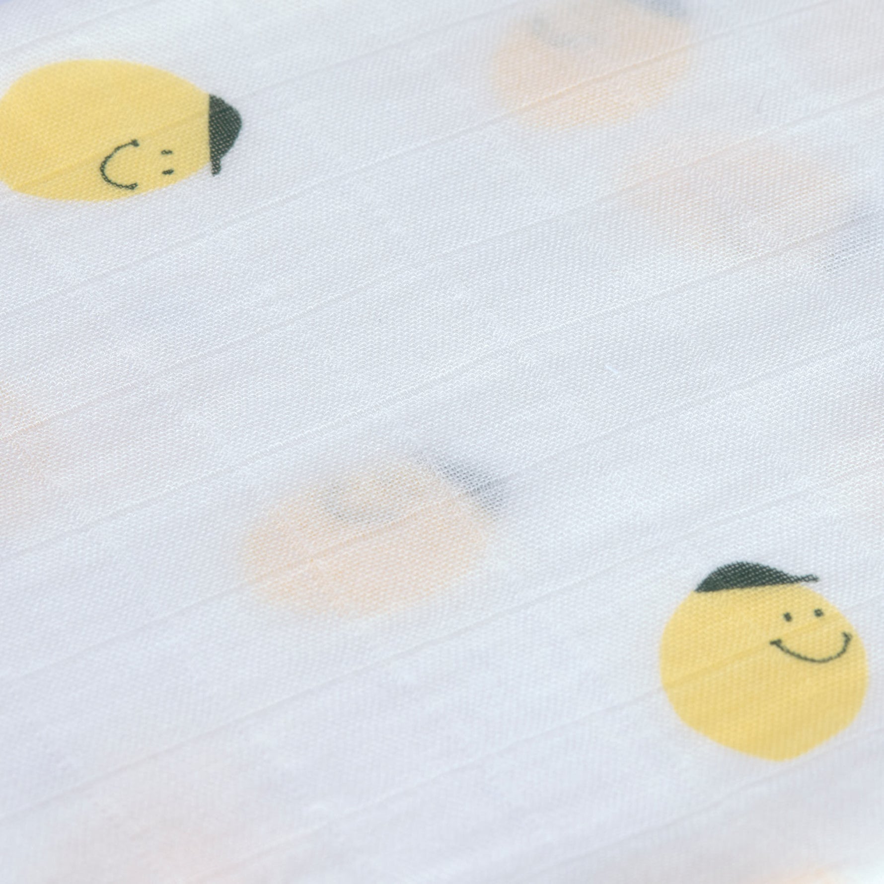 Die 80 x 80 cm großen Mulltücher im Happy Fruits Cherry Design sind vielseitig einsetzbar – ob als Spucktuch oder Schmusetuch. Aus atmungsaktiver Viskose (Bambusfaser) und Baumwolle gefertigt, sind sie besonders sanft zur empfindlichen Babyhaut.