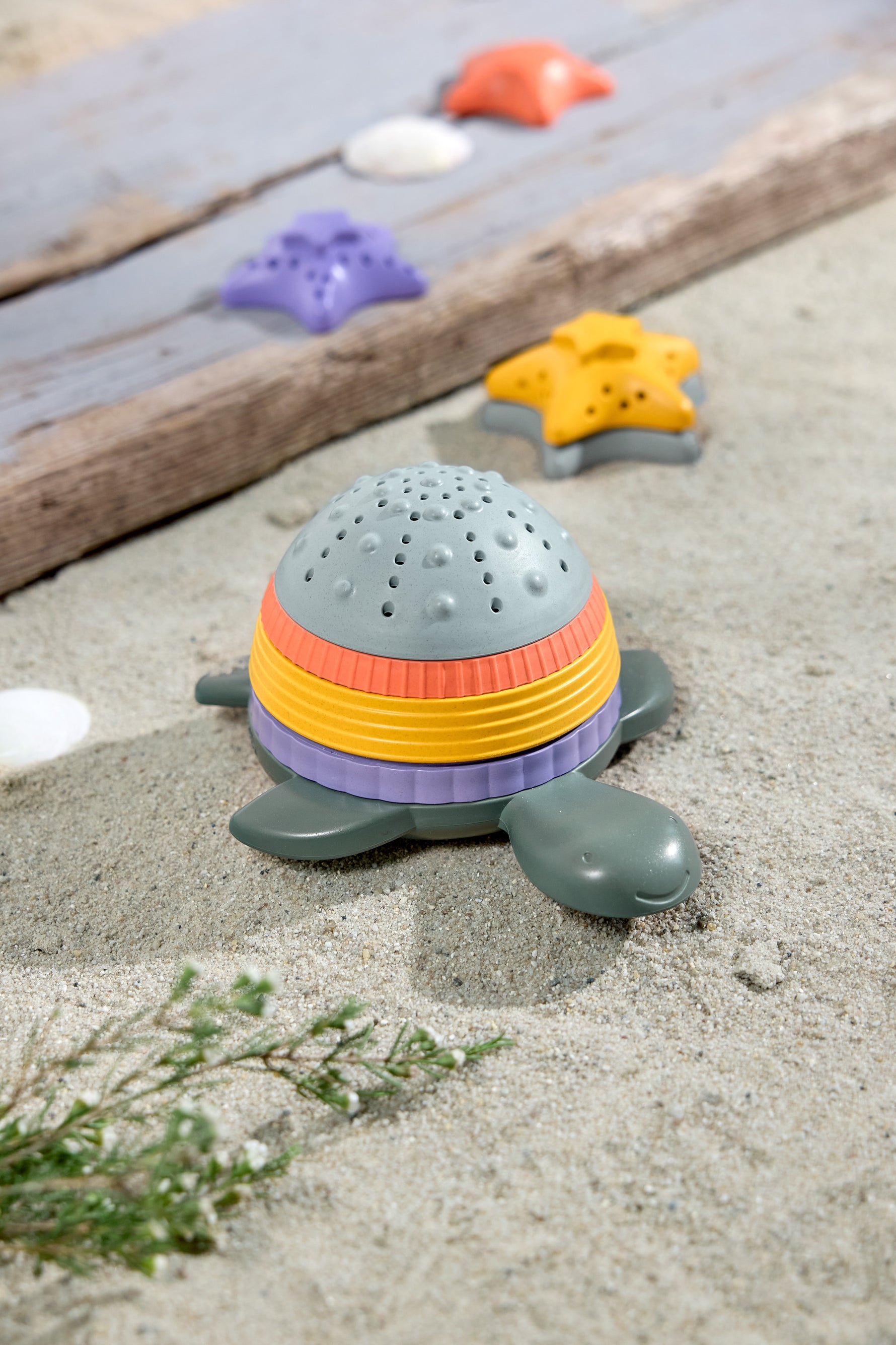 Mit dem Kinder Stapelspielzeug im fröhlichen Schildkröten-Design macht das Spielen im Sand und Wasser gleich noch mehr Spaß. Das Spielzeug Stacking Toy fördert die Motorik & Kreativität der Kleinen und ist vielseitig einsetzbar. Geeignet ab 18 Monaten.