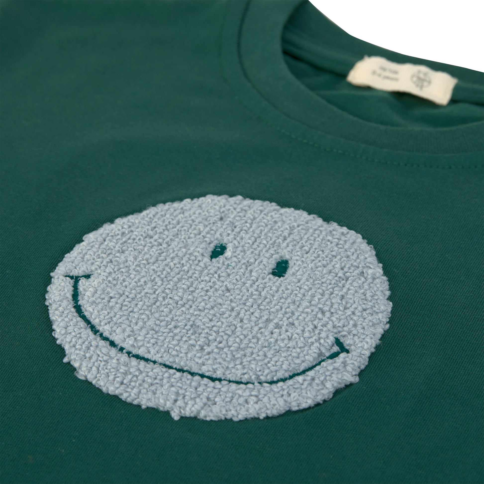 Das stylishe Kinder Shirt in Grün macht das Outfit der Kids zum Hingucker! Das GOTS-zertifizierte Kurzarm Shirt aus Baumwolle (bio) rundet in modischen Farben und auffälligen Aufdrucken jeden Look ab. Bis Größe 86/92: Druckknöpfe an der Schulter.