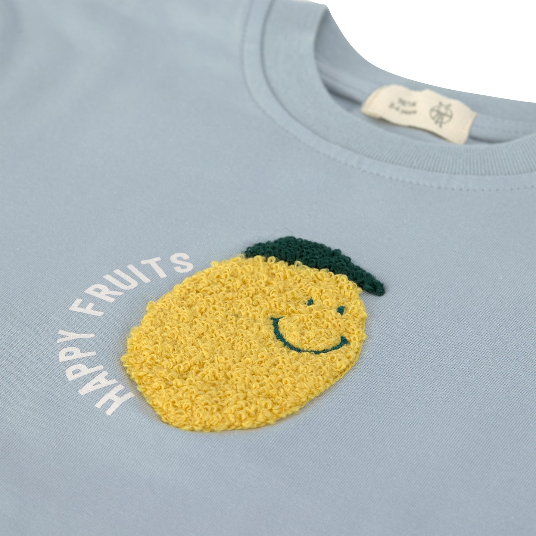 Das stylishe Kinder Shirt in Blau macht das Outfit der Kids zum Hingucker! Das GOTS-zertifizierte Kurzarm Shirt aus Baumwolle (bio) rundet in modischen Farben und auffälligen Aufdrucken jeden Look ab. Bis Größe 86/92: Druckknöpfe an der Schulter.