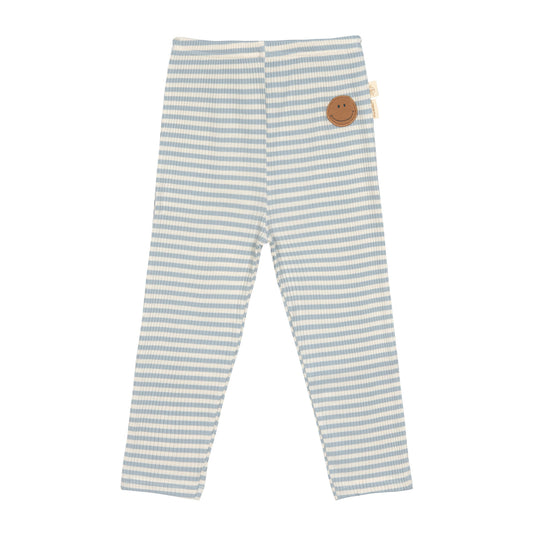 Die gerippte Kinder Leggins in Blau macht das Outfit zum Hingucker! Die Leggins aus Modal-Baumwolle (bio)-Mix rundet in modischen Farben und auffälligen Mustern jeden Look ab. Waschbar bei 30 °C im Schonwaschgang. Niedliche Mini-Stickerei als Detail.