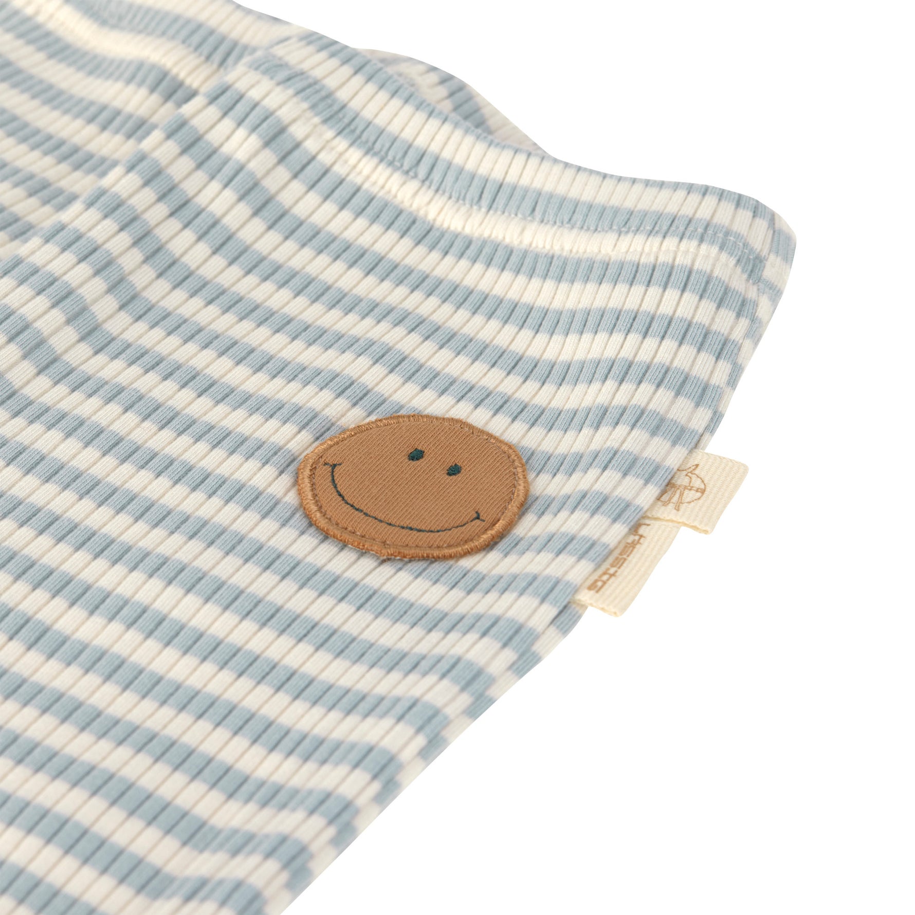 Die gerippte Kinder Leggins in Blau macht das Outfit zum Hingucker! Die Leggins aus Modal-Baumwolle (bio)-Mix rundet in modischen Farben und auffälligen Mustern jeden Look ab. Waschbar bei 30 °C im Schonwaschgang. Niedliche Mini-Stickerei als Detail.