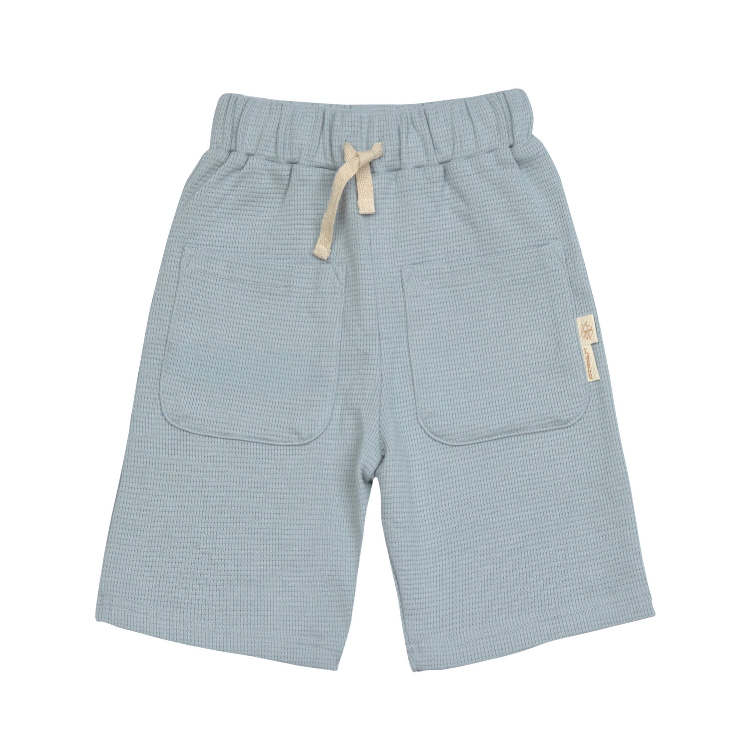 Die stylishe Kinder Shorts Waffle in Blau macht das Outfit der Kids zum Hingucker! Die GOTS-zertifizierte, weiche Cargoshorts aus Baumwolle (bio) rundet in modischen Farben und mit gestrickter Waffelstruktur jeden Look ab.