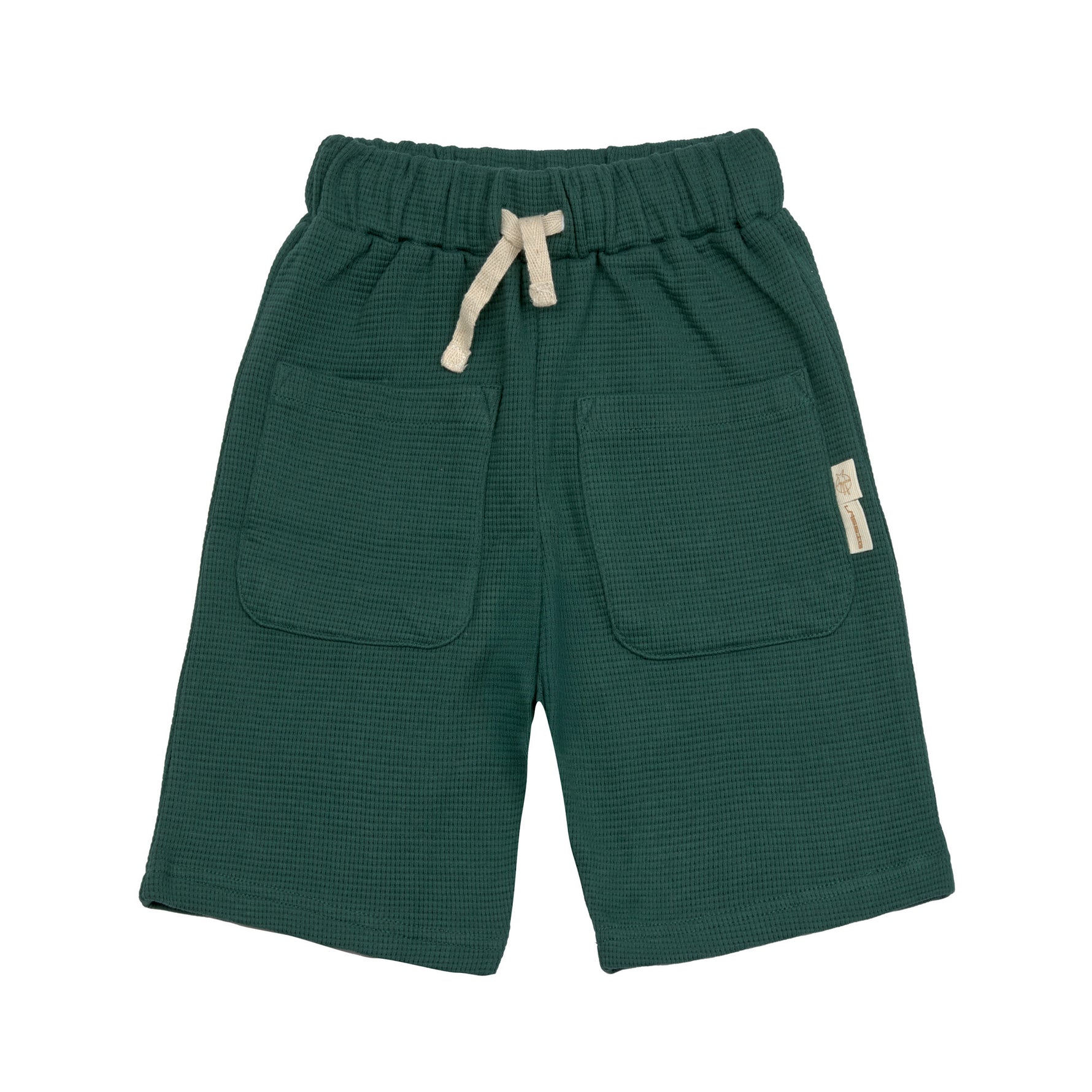 Die stylishe Kinder Shorts Waffle in Grün macht das Outfit der Kids zum Hingucker! Die GOTS-zertifizierte, weiche Cargoshorts aus Baumwolle (bio) rundet in modischen Farben und mit gestrickter Waffelstruktur jeden Look ab.