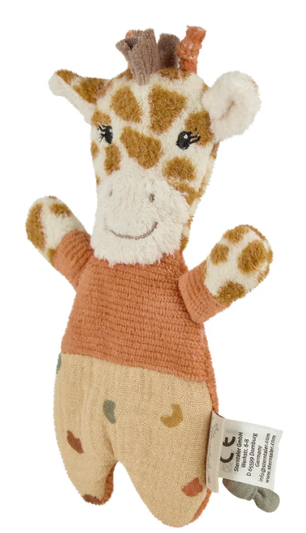 Das Knistertier Giraffe Kaya ist ein weiches Greifspielzeug aus Musselin, Flausch und Cord. Mit 17 x 10 x 1 cm passt es gut in kleine Hände. Das Knisterpapier und der geknotete Schwanz fördern die sensorische Entwicklung und bieten Spielspaß. Waschbar für einfache Reinigung.