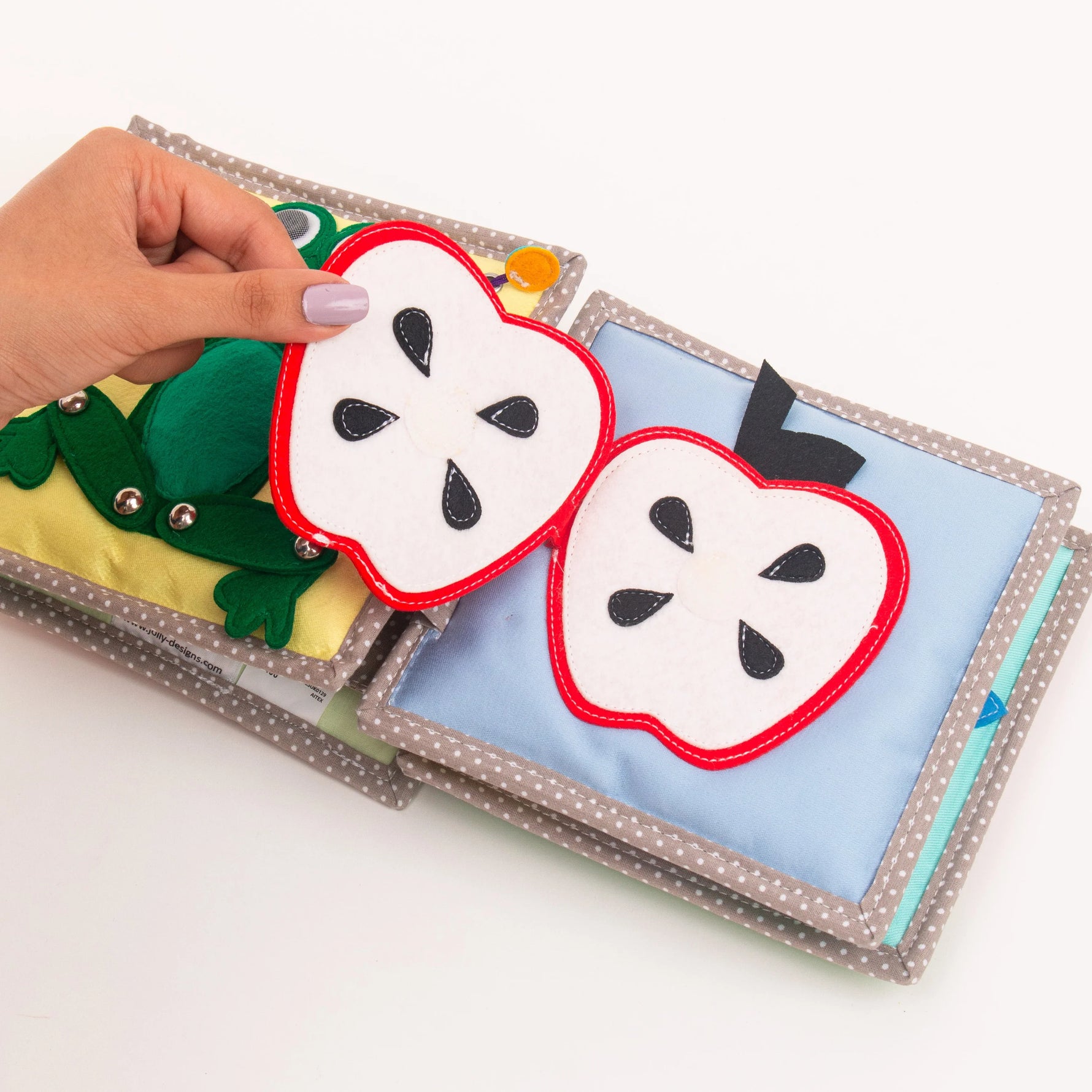 Mit dem Dösender Löwe Quiet Book zieht ein zauberhaftes Lernspielzeug ins Zimmer deines Kindes ein. Dieses Quiet Book fördert die individuelle Entwicklung und bringt spielerischen Lernspaß ab dem 1. Geburtstag!