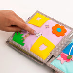 Mit dem Dösender Löwe Quiet Book zieht ein zauberhaftes Lernspielzeug ins Zimmer deines Kindes ein. Dieses Quiet Book fördert die individuelle Entwicklung und bringt spielerischen Lernspaß ab dem 1. Geburtstag!