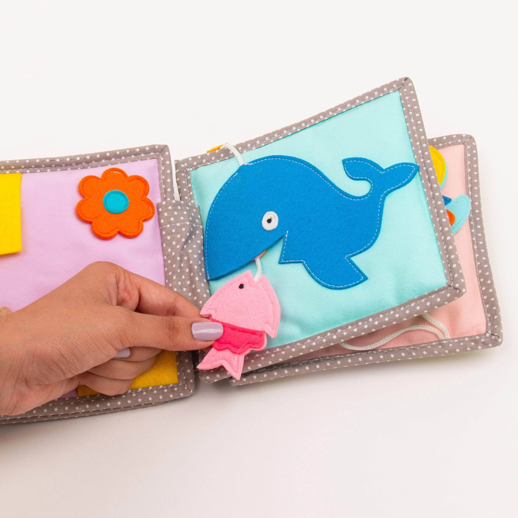 Mit dem Dösender Löwe Quiet Book zieht ein zauberhaftes Lernspielzeug ins Zimmer deines Kindes ein. Dieses Quiet Book fördert die individuelle Entwicklung und bringt spielerischen Lernspaß ab dem 1. Geburtstag!