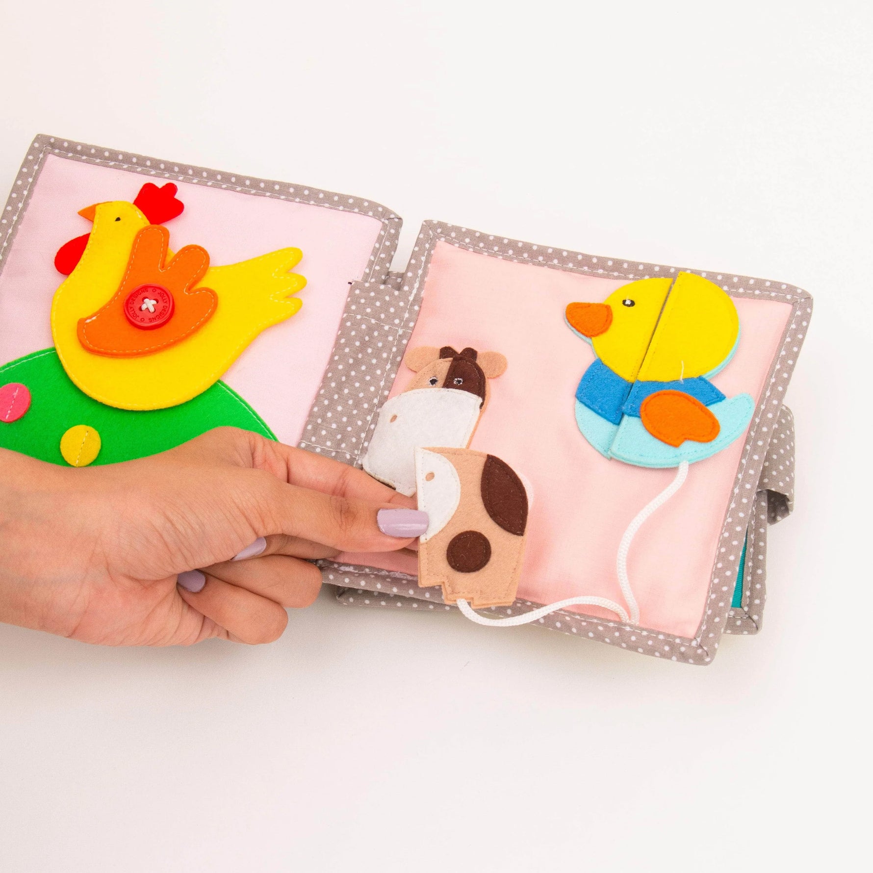 Mit dem Dösender Löwe Quiet Book zieht ein zauberhaftes Lernspielzeug ins Zimmer deines Kindes ein. Dieses Quiet Book fördert die individuelle Entwicklung und bringt spielerischen Lernspaß ab dem 1. Geburtstag!