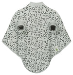 Willkommen in der Welt der Klecker-Abenteuer! Das Lätzchen "Boo" ist jetzt noch besser ausgestattet, um die kleinen Entdecker trocken und glücklich zu halten.
Mit einer wasserfesten Beschichtung im Brustbereich bleibt alles trocken, ohne Mehrarbeit für die Eltern. Der innovative Schnitt sorgt weiterhin für Komfort und Bewegungsfreiheit.