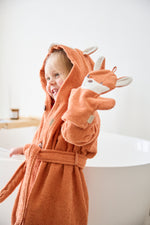 Mit dem&nbsp;Waschhandschuh Filou&nbsp;wird Körperpflege zum Kinderspiel! Die&nbsp;praktische 2-in-1-Lösung&nbsp;vereint Waschlappen und Handpuppe in einer niedlichen Fuchsform. Das weiche Frottee aus Baumwolle ist besonders hautfreundlich und angenehm in der Anwendung.

Ob beim Waschen, Planschen oder Spielen – Filou bringt Spaß in die tägliche Routine und unterstützt Eltern bei der sanften Reinigung ihres Kindes.

Waschhandschuh mit Handpuppen-Funktion
In kindgerechter Fuchsform mit liebevollen Details
Ha